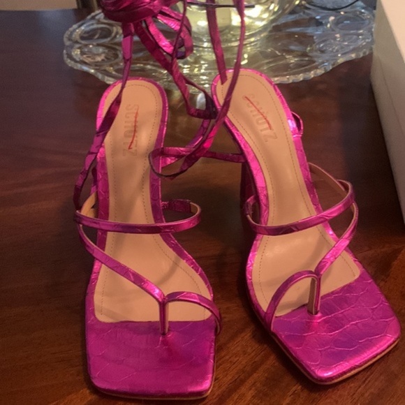 New!‼️ SCHUTZ
Lily Croc-Embossed Metallic Leather Ankle-Wrap Sandals - Picture 13 of 15